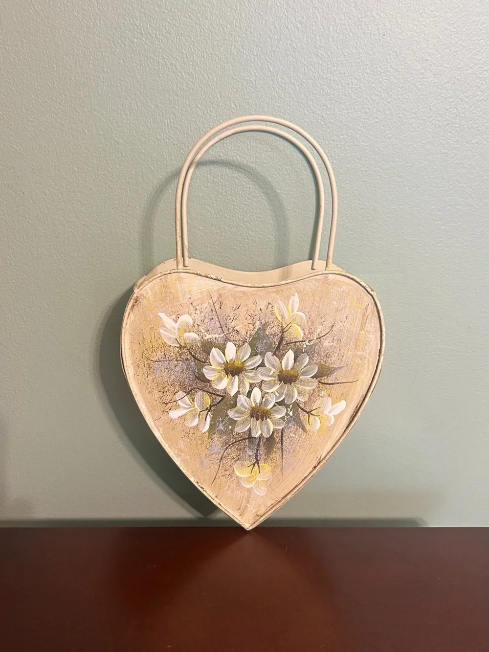 🍀VTG Heart-Shaped Floral Wall Accent in Cream and White